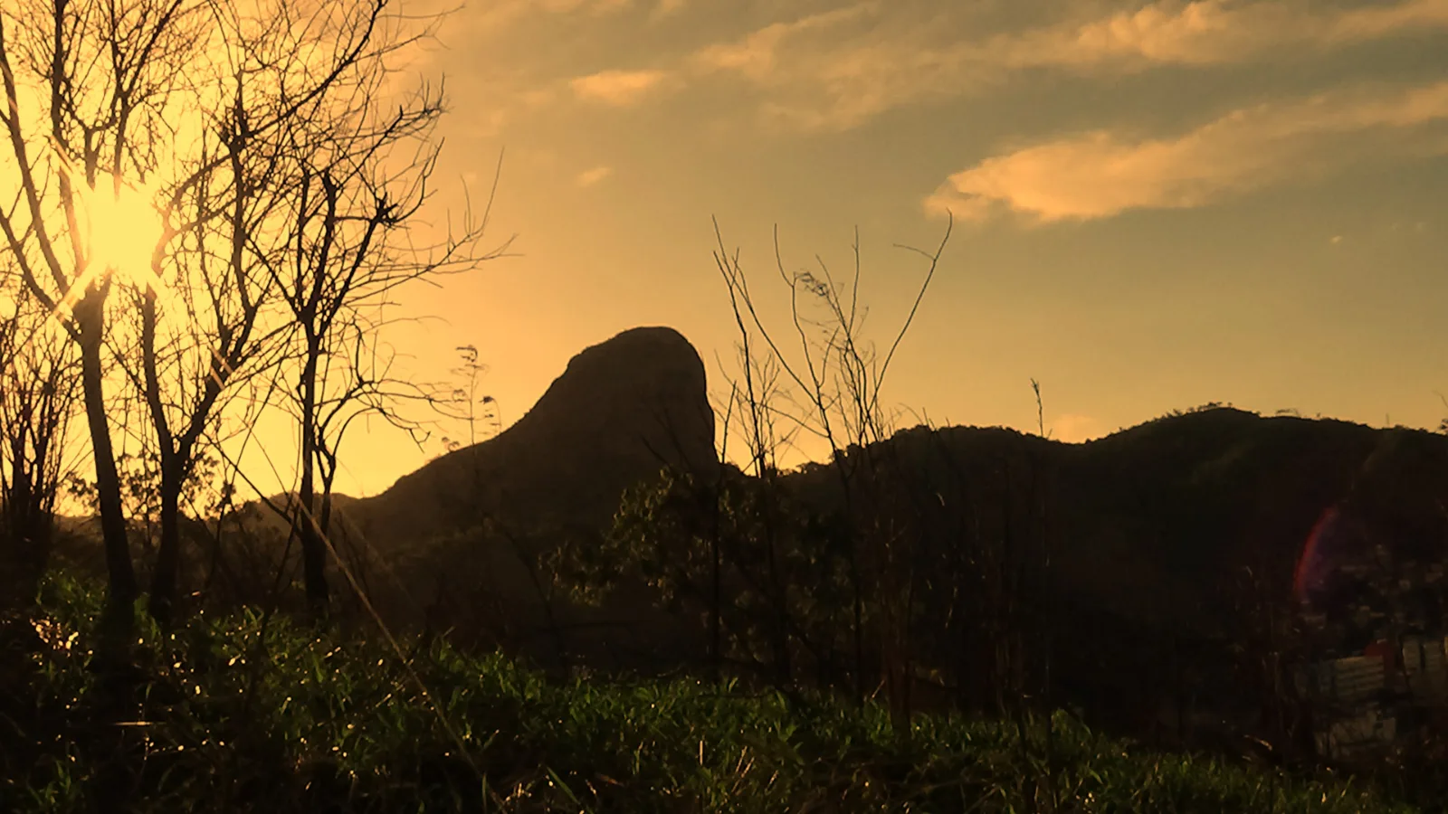 Onde Assistir ao Pôr do Sol em Vitória (ES): 7 Locais Gratuitos 1 Pedra dos Dois Olhos no Parque da Fonte Grande ao entardecer, em Vitória (ES)