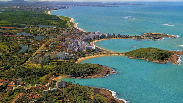 Vista aérea da Enseada Azul, no litoral de Guarapari (ES)
