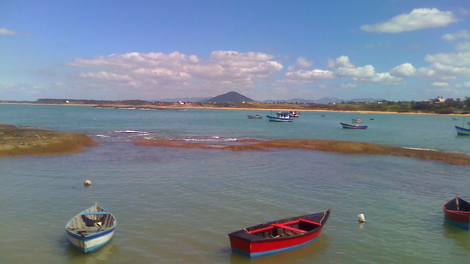Mercado Argentino: Guarapari Ganha Destaque no Plano do ES até 2030 2 Barcos de pesca na praia de Meaípe, polo gastronômico de Guarapari