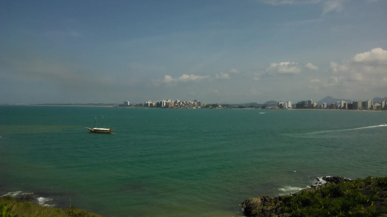 Mar e orla da Praia do Morro, em Guarapari