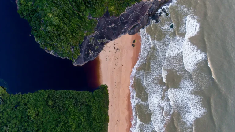 Vista aérea da Lagoa de Caraís ao lado da praia, no Parque Estadual Paulo César Vinha, em Guarapari