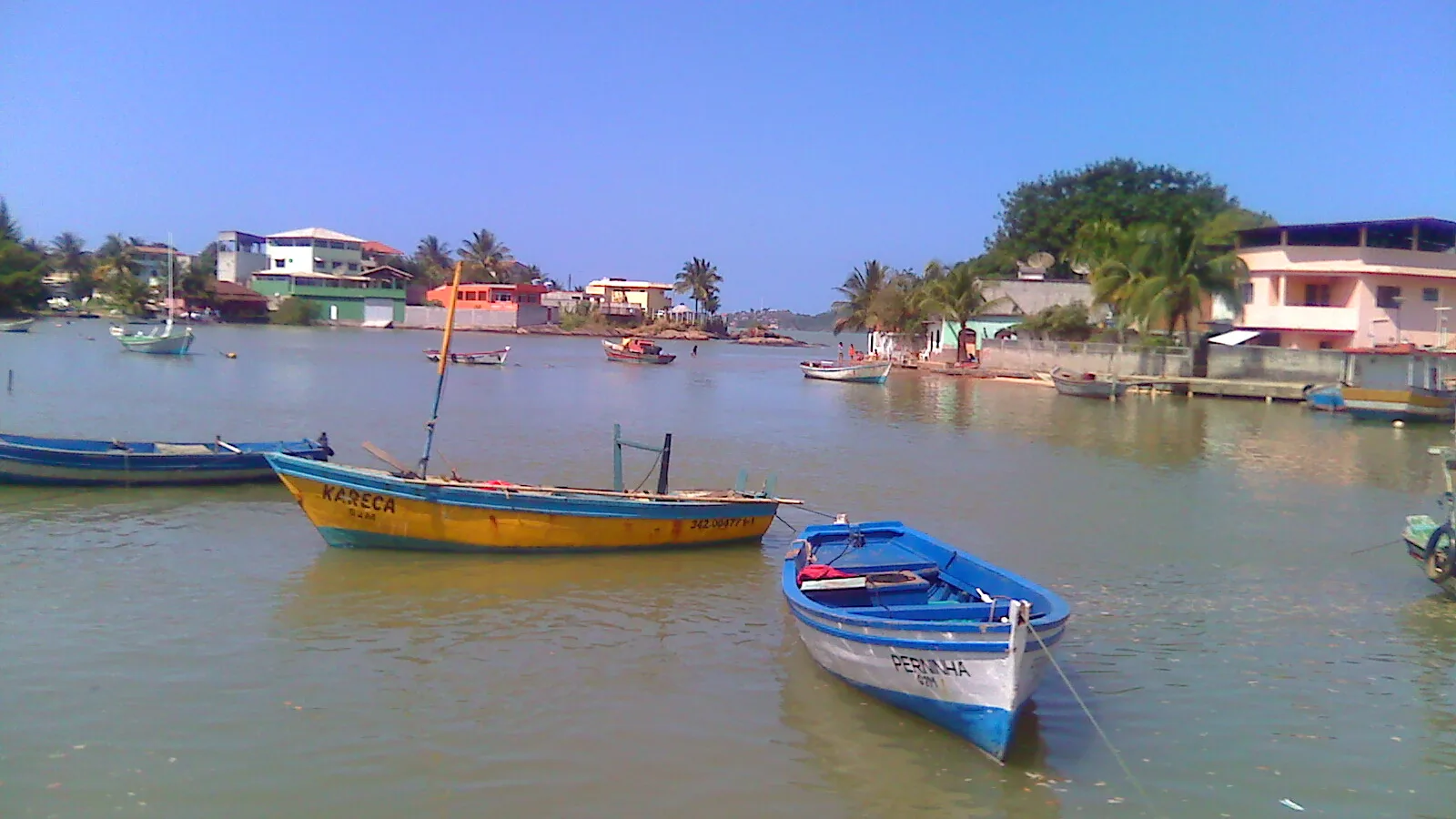 Barcos de pesca em Perocão, no litoral norte de Guarapari