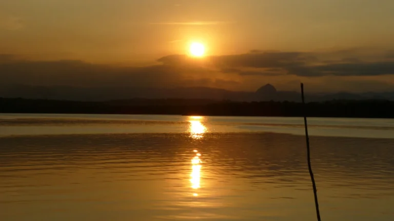 Pôr do sol sobre a Baía de Vitória visto da Ilha das Caieiras, em Vitória (ES)