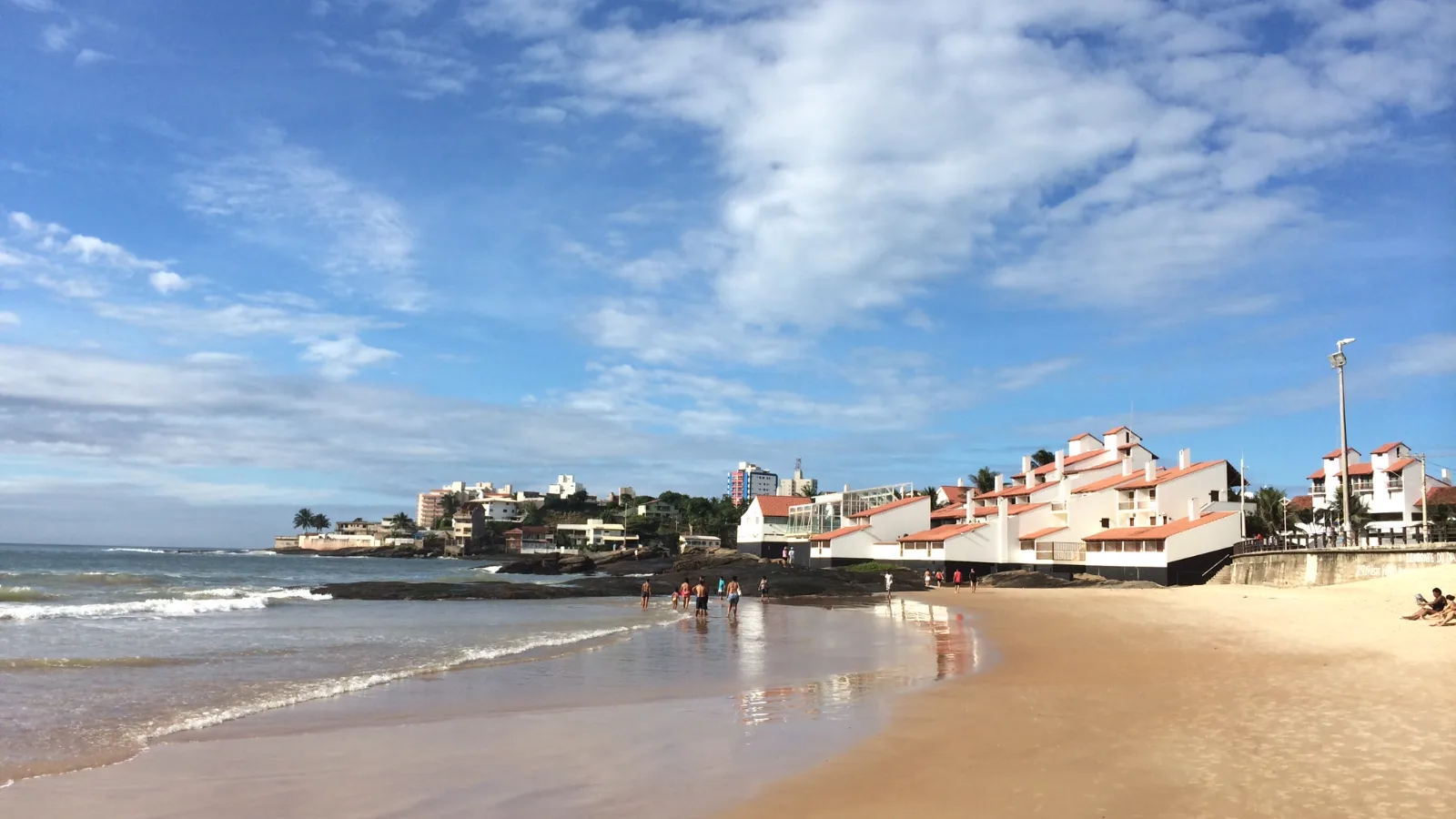 Faixa de areia da Praia do Morro, em Guarapari