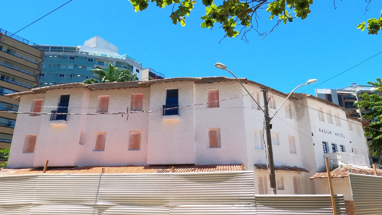 Mercado Argentino: Guarapari Ganha Destaque no Plano do ES até 2030 1 Fachada do antigo Radium Hotel, patrimônio histórico de Guarapari