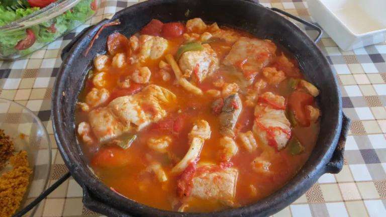 Moqueca capixaba servida na panela de barro, prato típico dos restaurantes da Ilha das Caieiras em Vitória