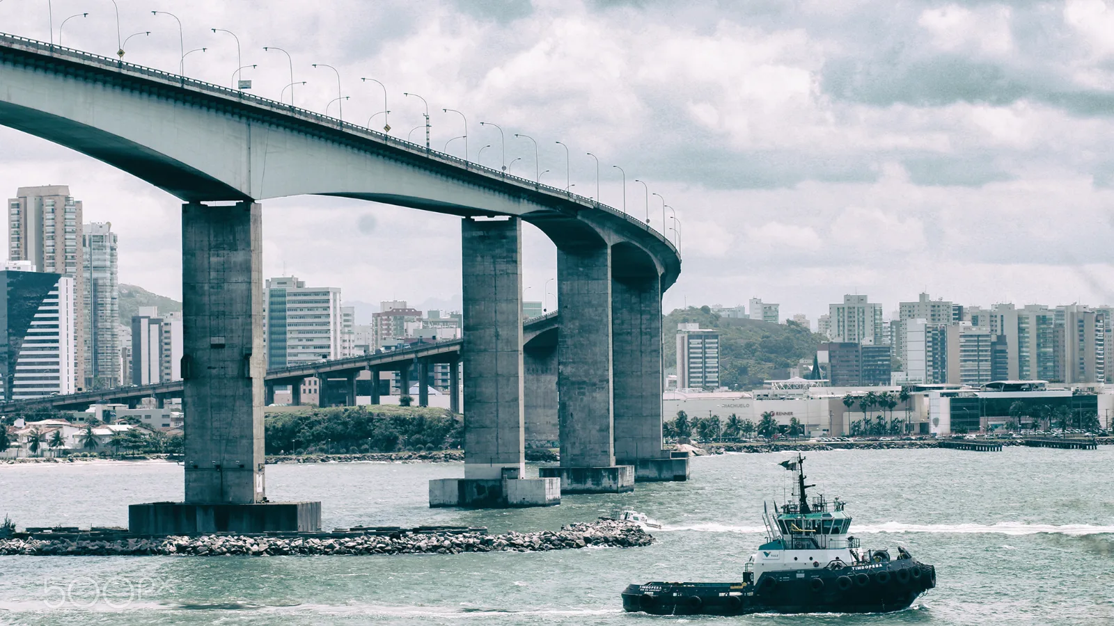 Terceira Ponte sobre a Baía de Vitória, com rebocador navegando no trajeto do aquaviário