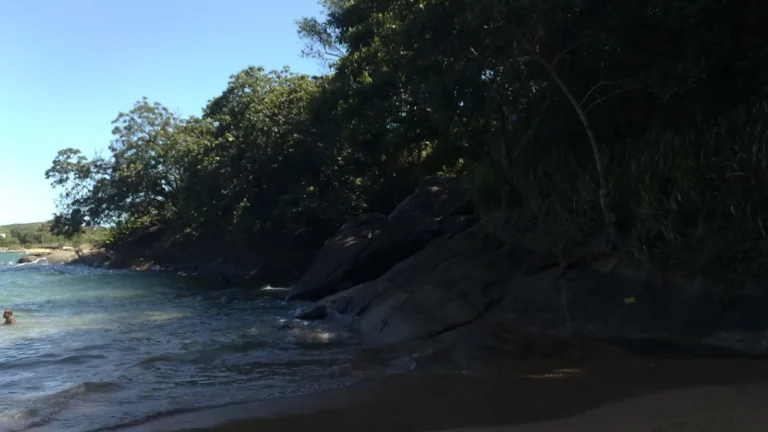Enseada das Três Praias, com mata e costões, no litoral norte de Guarapari
