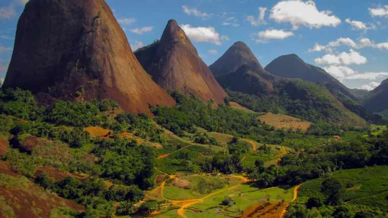 Pontões rochosos de Pancas (ES), paisagem famosa para o voo livre