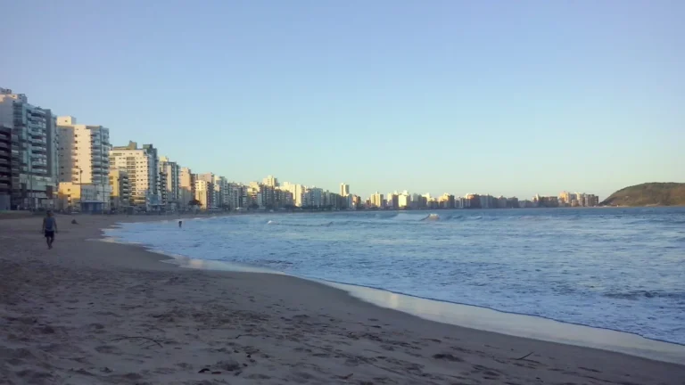 Vista da orla da Praia do Morro, em Guarapari, onde fica a Praça da Paz