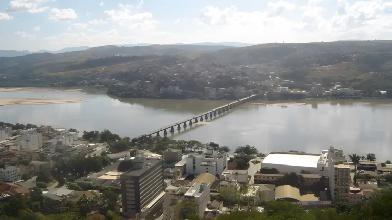 Vista de Colatina (ES) com a ponte sobre o Rio Doce
